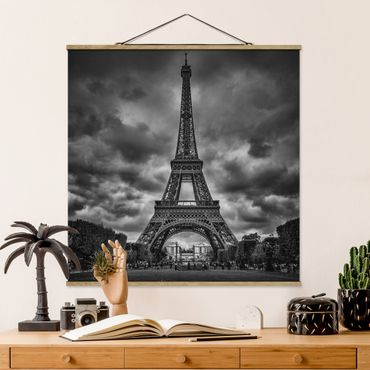 Stoffbild mit Posterleisten - Eiffelturm vor Wolken schwarz-weiß - Quadrat 1:1