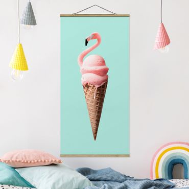 Stoffbild mit Posterleisten - Jonas Loose - Eis mit Flamingo - Hochformat 1:2