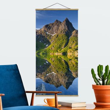 Stoffbild mit Posterleisten - Berglandschaft mit Wasserspiegelung in Norwegen - Hochformat 1:2