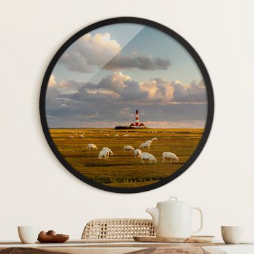 Rundes Gerahmtes Bild - Nordsee Leuchtturm mit Schafsherde