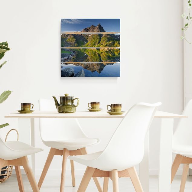 Prints på træ landskaber Mountain Landscape With Water Reflection In Norway