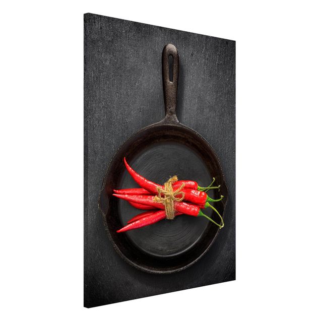 køkken dekorationer Red Chili Bundles In Pan On Slate