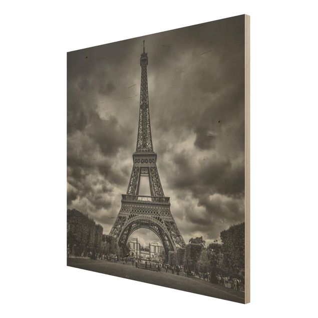 Prints på træ Eiffel Tower In Front Of Clouds In Black And White