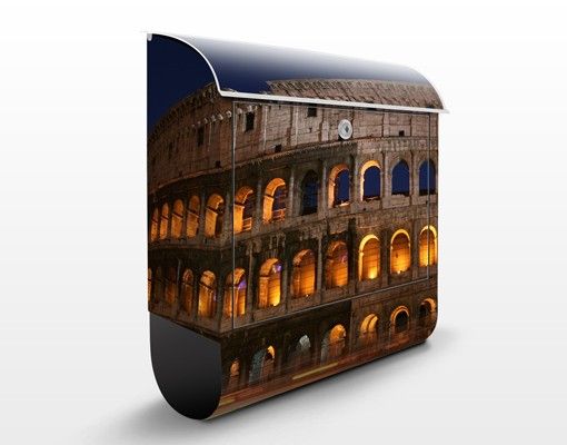 Postkasser beige Colosseum in Rome at night