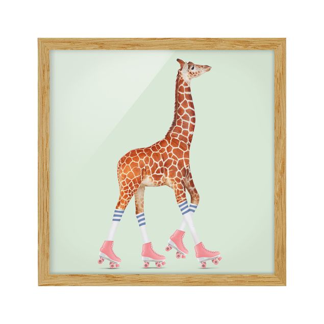 Indrammede plakater dyr Giraffe With Roller Skates