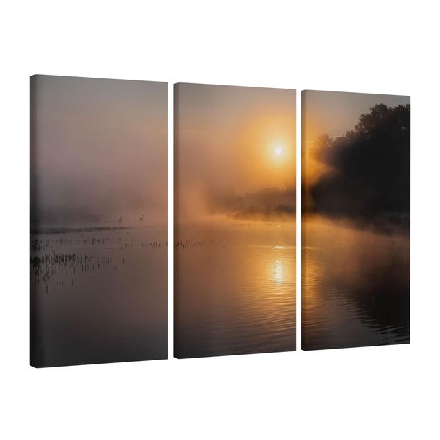 Billeder på lærred landskaber Sunrise on the lake with deers in the fog