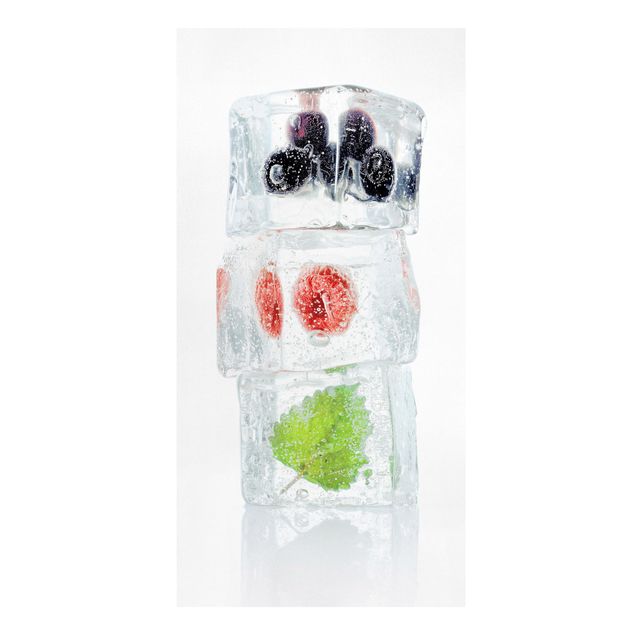Billeder på lærred grøntsager og frukt Raspberry lemon balm and blueberries in ice cube