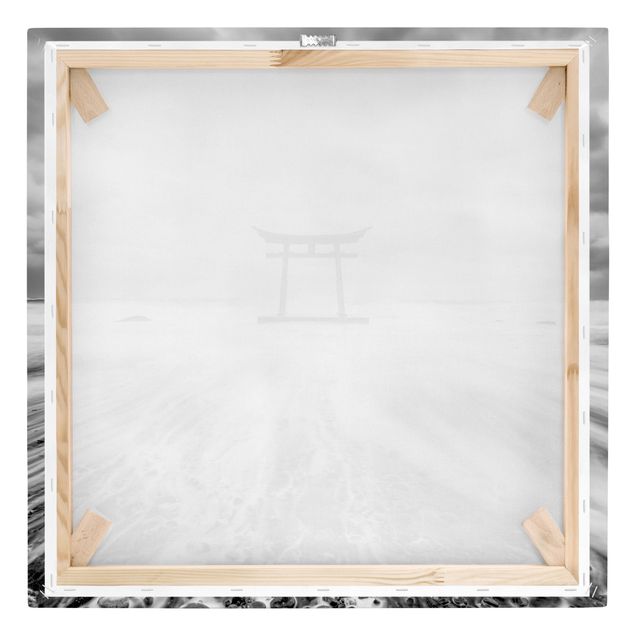 Billeder sort og hvid Japanese Torii In The Ocean
