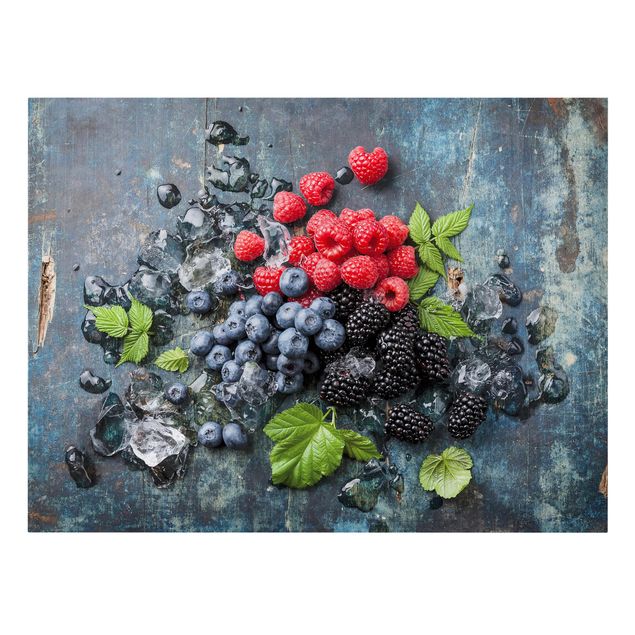 Billeder på lærred grøntsager og frukt Berry Mix With Ice Cubes Wood