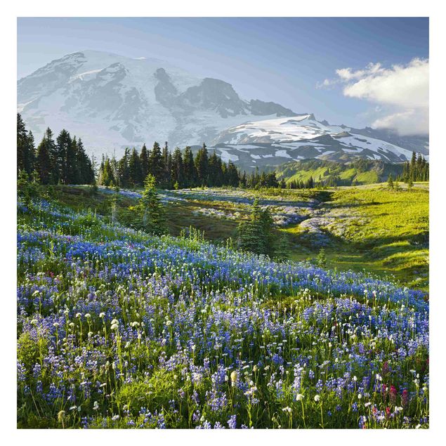 Moderne tapet Mountain Meadow With Blue Flowers in Front of Mt. Rainier