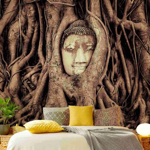 Tapet vintage Buddha In Ayutthaya Lined From Tree Roots In Brown