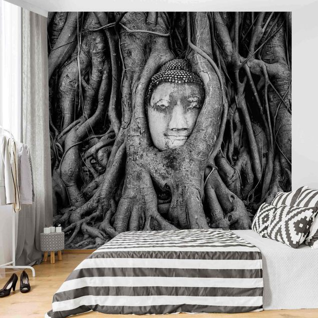 Moderne tapet Buddha In Ayutthaya Lined From Tree Roots In Black And White