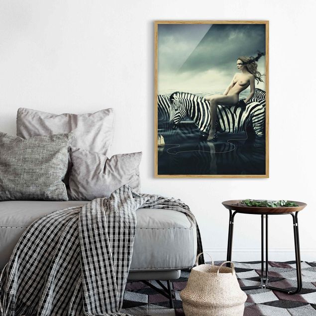 Billeder nøgen og erotik Woman Posing With Zebras
