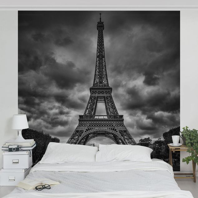 Moderne tapet Eiffel Tower In Front Of Clouds In Black And White
