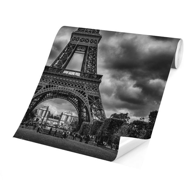 Tapet sort hvid Eiffel Tower In Front Of Clouds In Black And White
