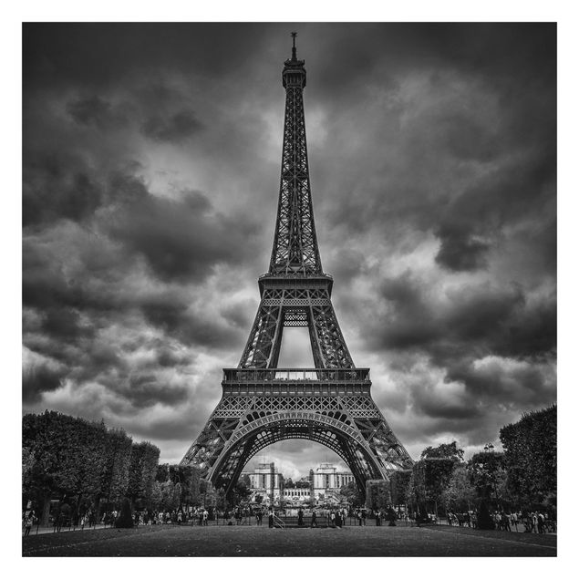 Tapet Eiffel Tower In Front Of Clouds In Black And White