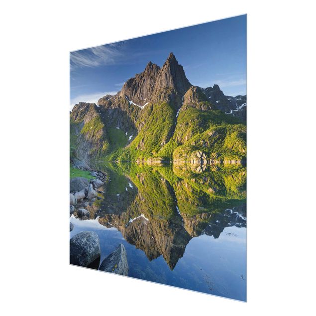 Glasbilleder arkitektur og skyline Mountain Landscape With Water Reflection In Norway