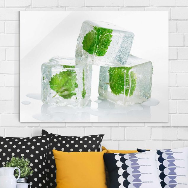 Billeder moderne Three Ice Cubes With Lemon Balm