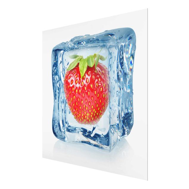 Glas magnettavla Strawberry In Ice Cube