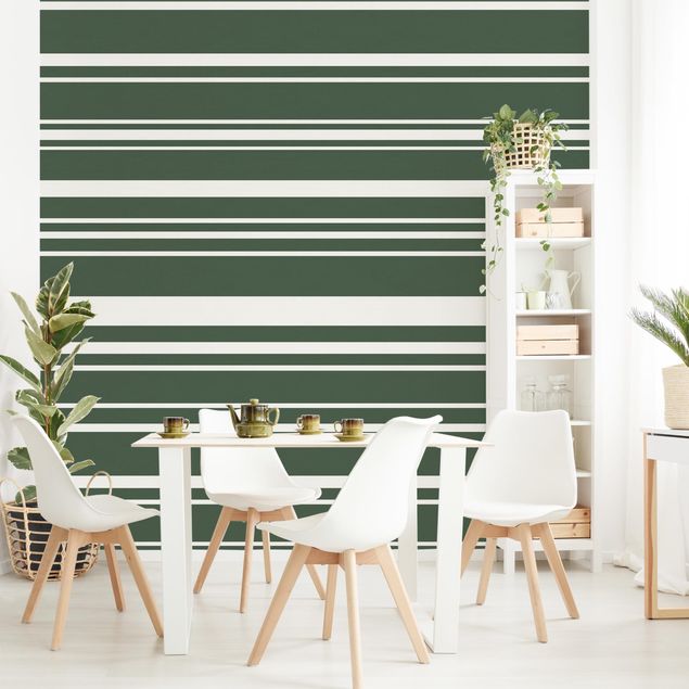 Mønstret tapeter Stripes On Green Backdrop