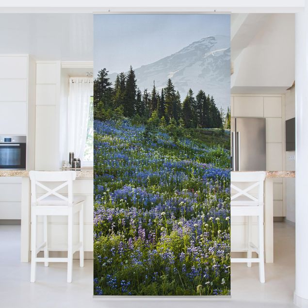 køkken dekorationer Mountain Meadow With Blue Flowers in Front of Mt. Rainier