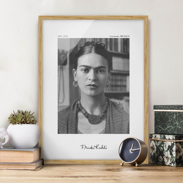 Indrammede plakater sort og hvid Frida Kahlo Photograph Portrait In The House