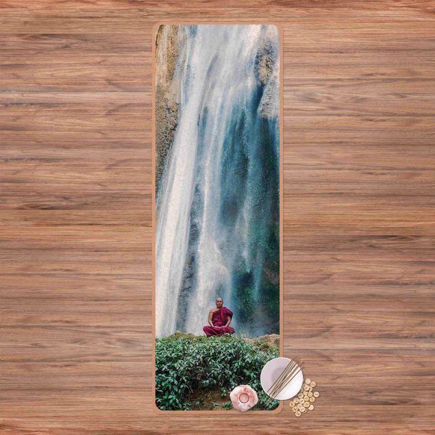 Yogamåtter Monk At Waterfall