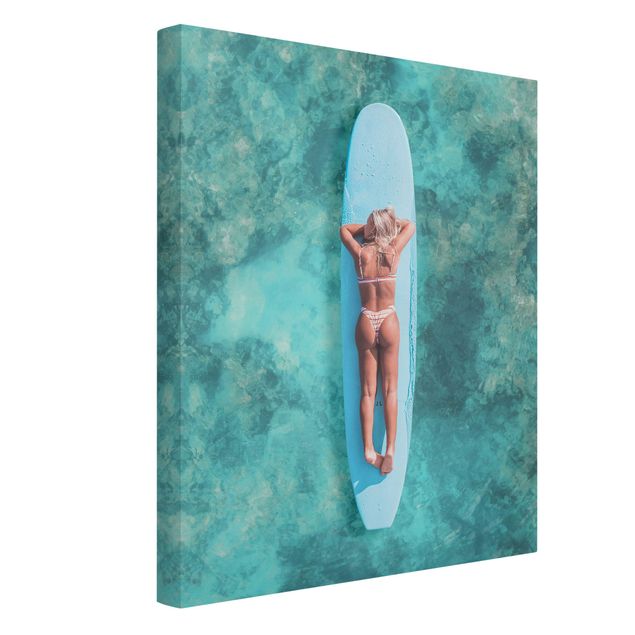 Billeder på lærred landskaber Surfer Girl With Blue Board