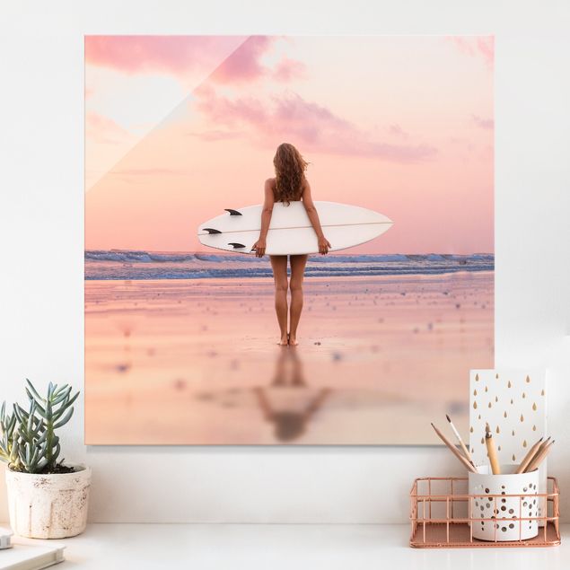 Glasbilleder landskaber Surfer Girl With Board At Sunset