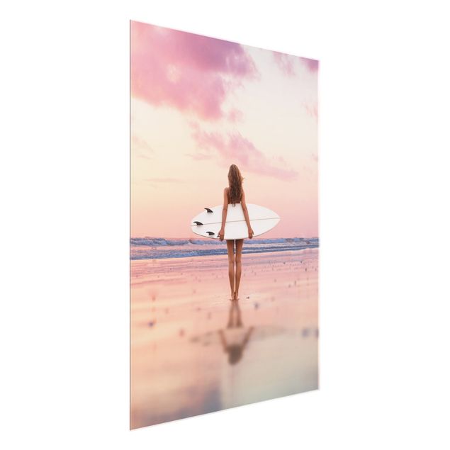 Billeder hav Surfer Girl With Board At Sunset