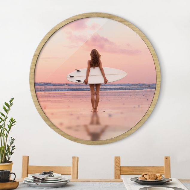 Indrammede plakater strande Surfer Girl With Board At Sunset