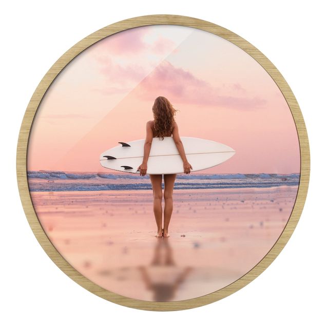 Billeder hav Surfer Girl With Board At Sunset