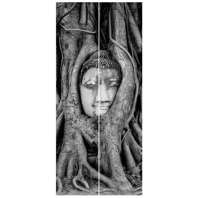 Tapet blomster Buddha In Ayutthaya Lined From Tree Roots In Black And White