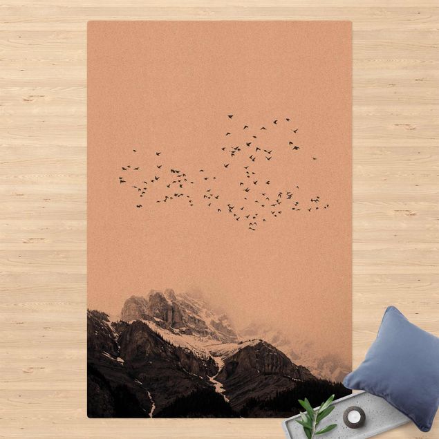 Moderne tæpper Flock Of Birds In Front Of Mountains Black And White
